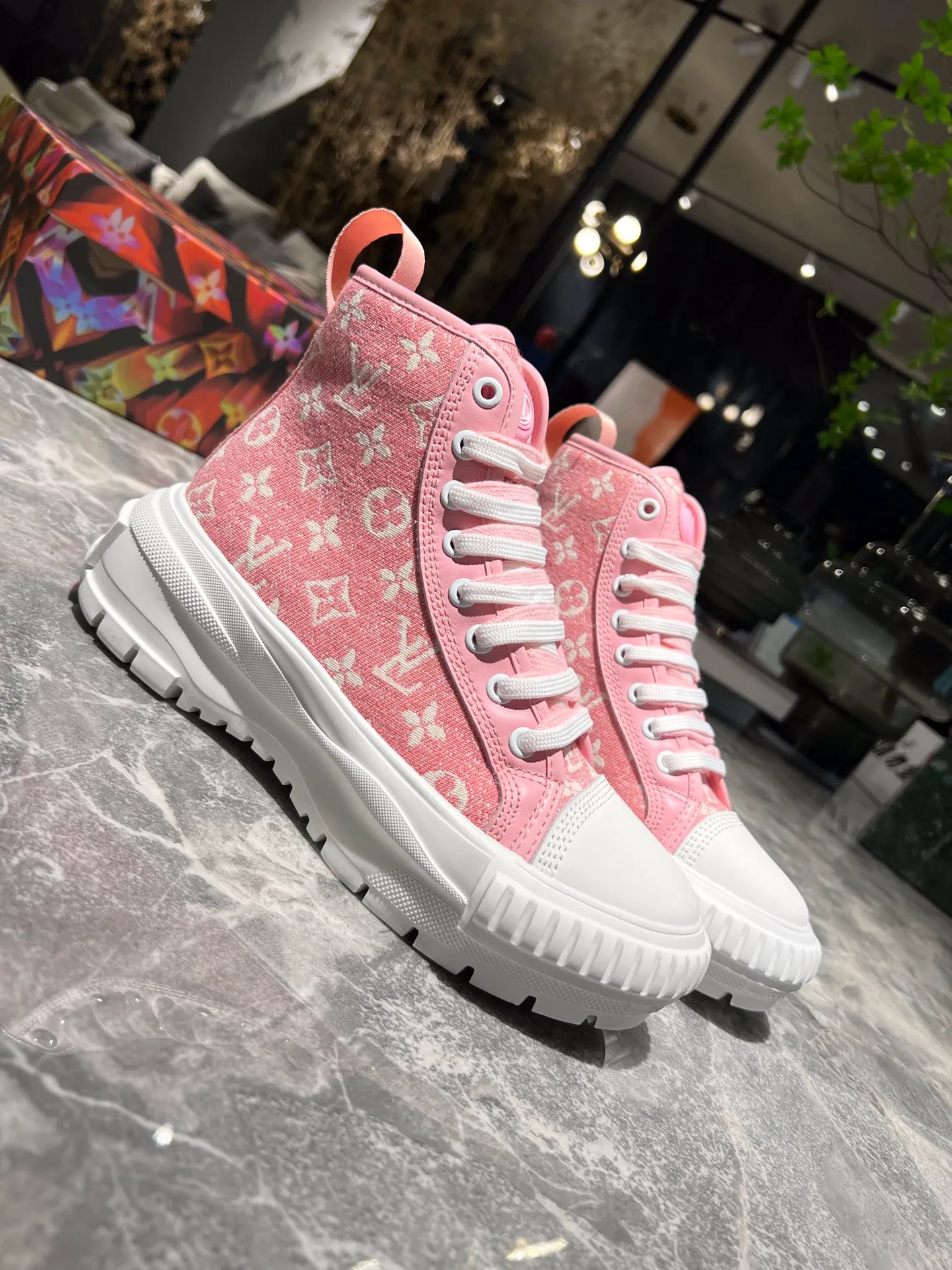 👟👟Ex-factory price 480👟👟 This LV Squad sneaker is made of Monogram denim to show the freshness of summer. A thick, lug rubber outsole remains lightweight, and is detailed with double laces, patent eyelets, and a rubber LV Circle patch on the tongue. Detailed Features Monogram denim Double laces Thick lugged rubber outsole Rubber LV Circle logo on tongue Color: Blue and Pink Size: 35-41